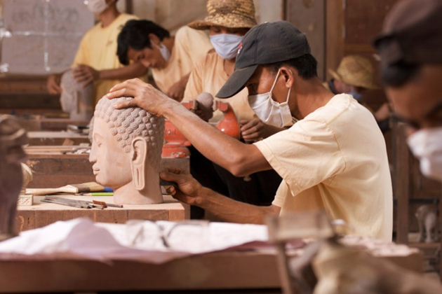 Artisans-carving-the-Buddha-statue-at-Artisans-dAngkor