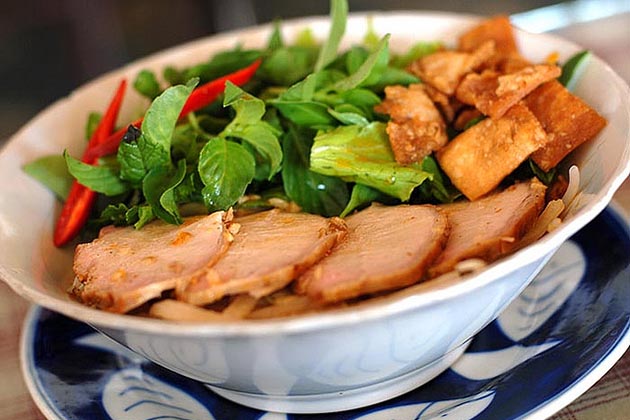Cao Lau Street Food, Hoian, Vietnam Tour, Cozy Bay Travel