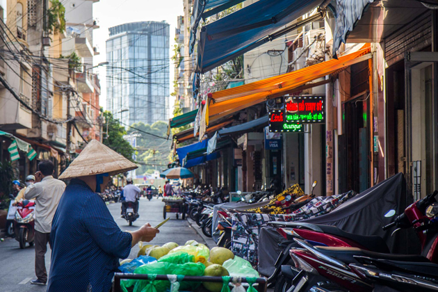 Street vendors in Saigon, Saigon Vietnam Tours, Cozy Vietnam Travel