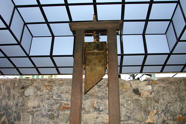 guillotine-at-saigon-war-remmants-museum