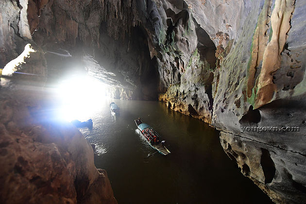 Pick up at our hotel in Phong Nha (pick up at the hotel in Dong Hoi will incur the extra charge), we will take the boat trip along Son River to the mouth of Phong Nha cave (Water cave). Here, our guide will help us with the safety equipment and adventure gears such as life-vest, helmet with head-lamp, glove, and trekking sandal…Our guide will help us to test our skill in kayaking, if you don’t like kayak, we can sit in the rowing boat and enjoy the boat cruise leisurely.
