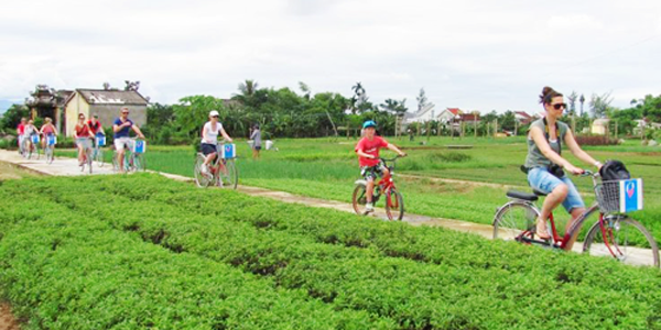 Biking to Tra Que organic farm village, Hoi an Travel, Cozy Vietnam Tours