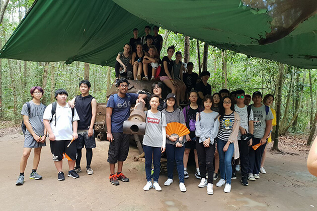 students visit cu chi tunnels
