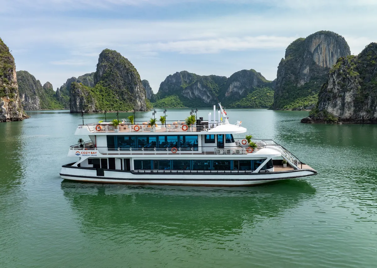 Cozy Bay Premium 5-star day cruise, Halong Bay